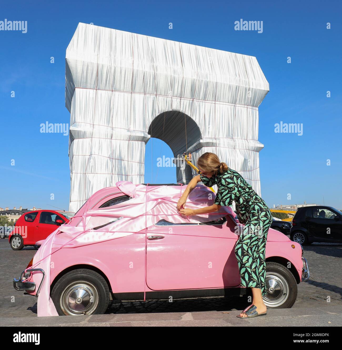WRAPPED  FIAT 500 WITH WRAPPED ARC DE TRIOMPHE Stock Photo