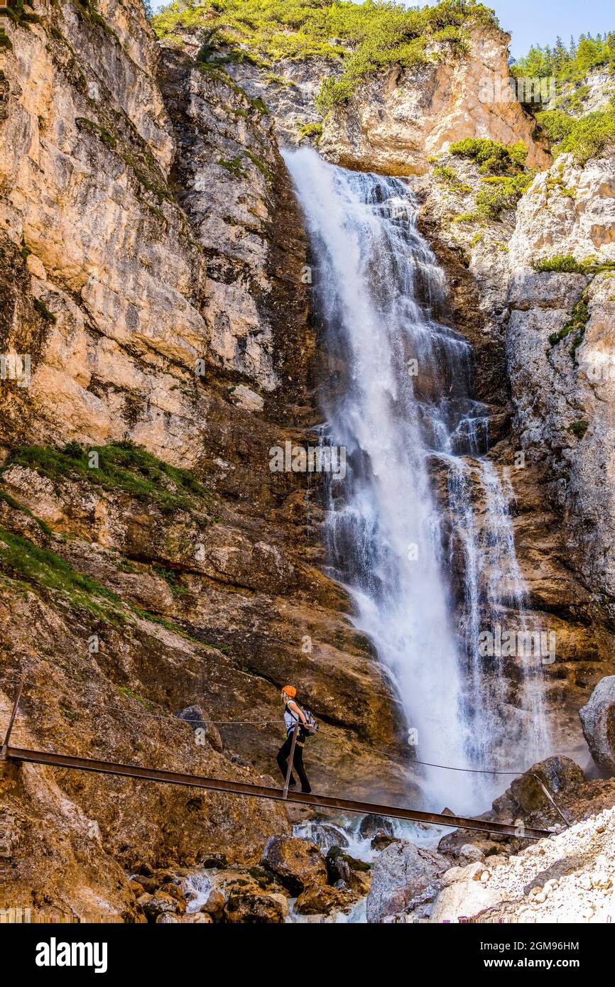 Dolomiti Le cascate di Fanes - Escursionisti lungo la Ferrata G. Barbara  |Dolomites The Fanes waterfalls - Hikers along the Ferrata G. Barbara Stock  Photo - Alamy