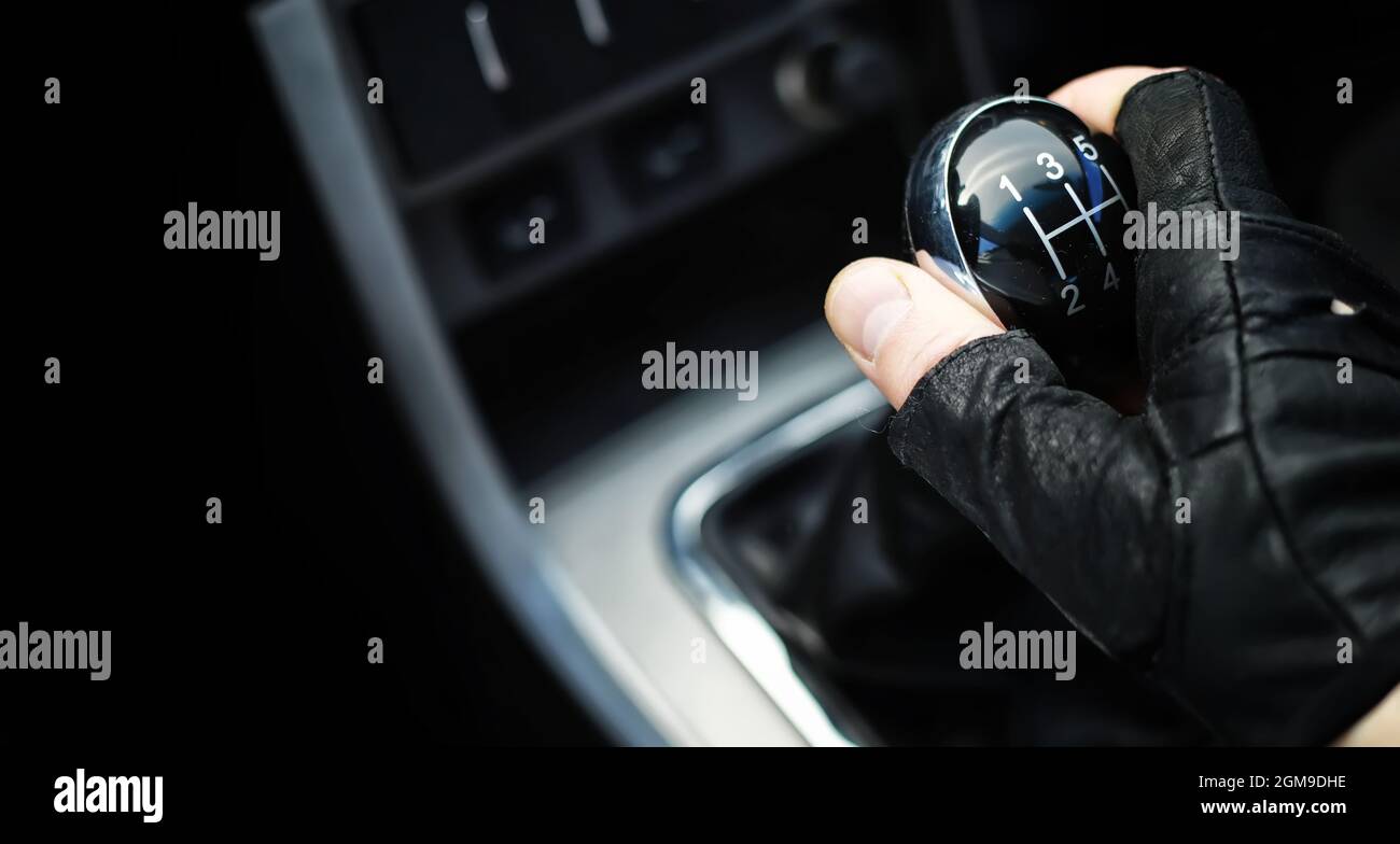Gear lever. Manual Transmission. Hand on the gear shift in a car Stock Photo Alamy