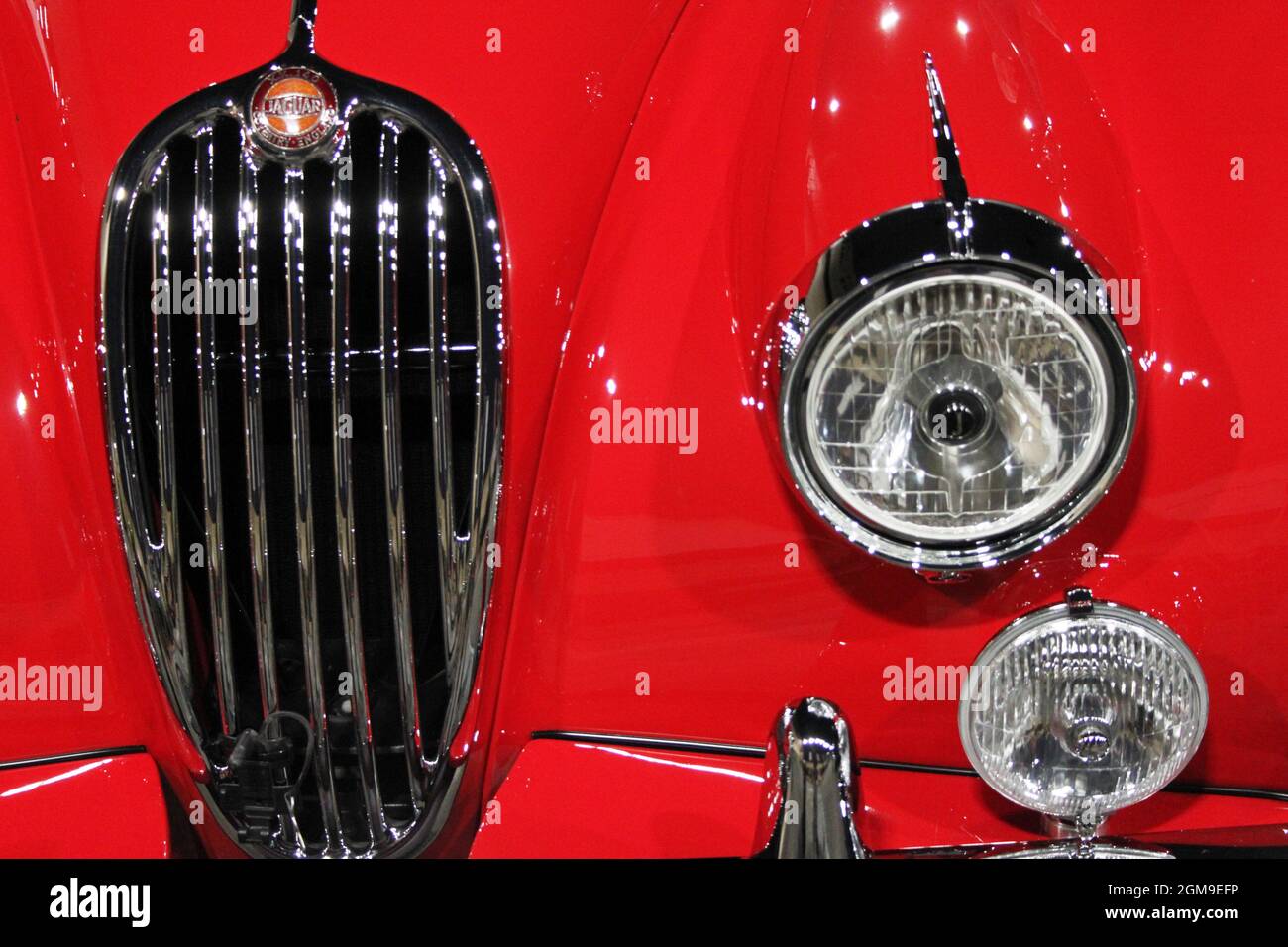 Detalhes Da Luz De Fundo E Para-choques De Um Antigo Modelo Clássico De  Jaguar De Carro Em Inglês Foto Editorial - Imagem de retro, transporte:  268074756