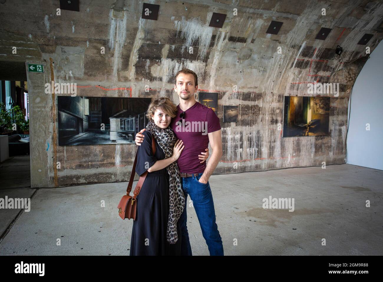 Young couple in front of paintings at  Kunstverein Familie Montez in Frankfurt, Germany Stock Photo