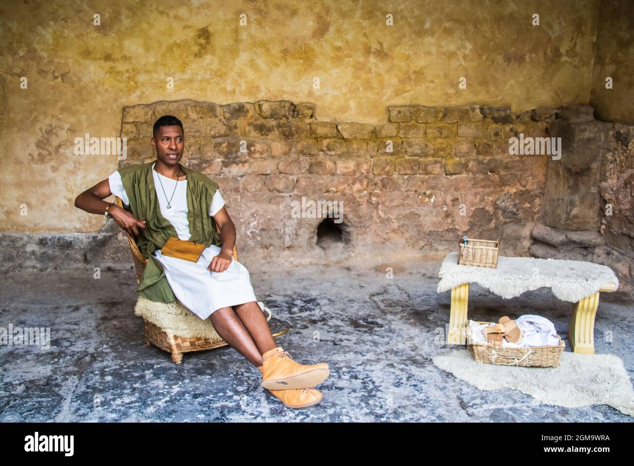 Roman tunic ancient hi-res stock photography and images - Alamy