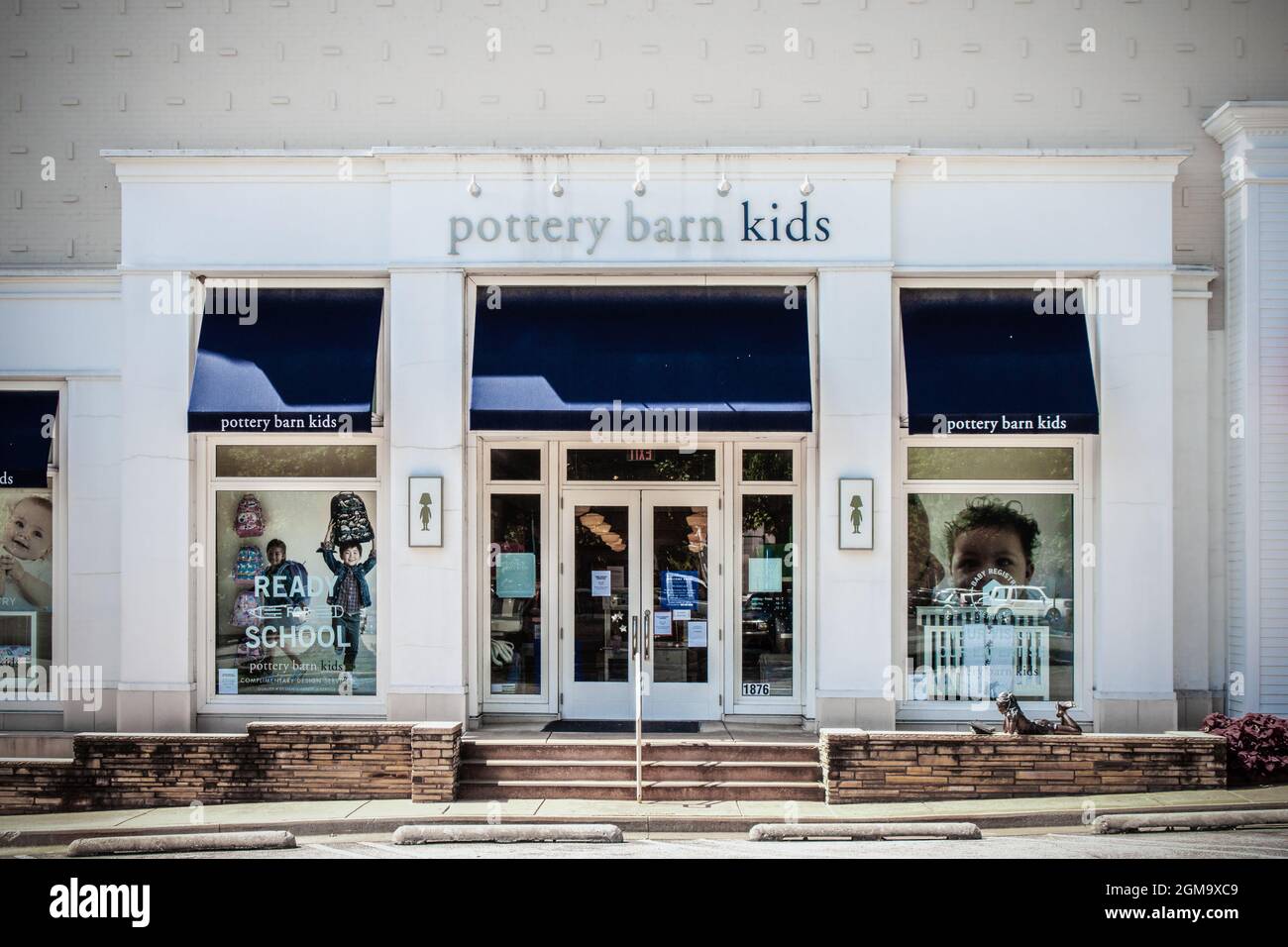 2020 07 14 Tulsa USA Pottery bar kids store with statue of little girl ready outside and Ready for School display in window Stock Photo