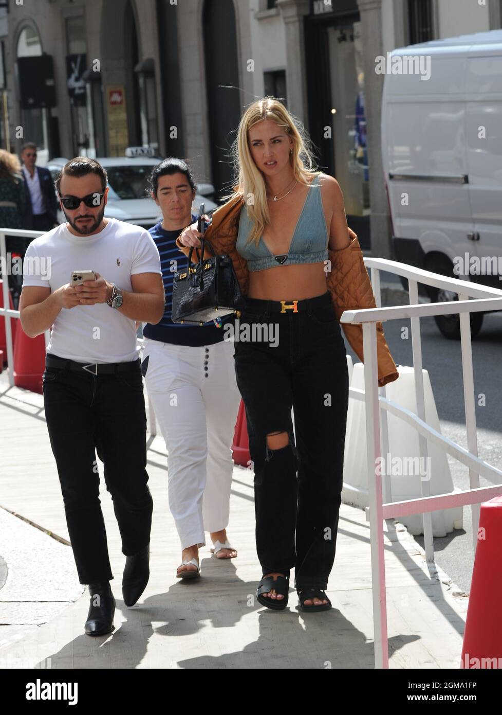 Milan, . 17th Sep, 2021. Milan, 09/17/2021 Chiara Ferragni arrives in the center to go shopping - The day is hot and she decides to take off her jacket, practically remaining in a Prada denim bra. After a few selfies with guys who recognized her, she enters "Falconeri" then after half an hour she goes out and poses near the florist to be photographed by her nanny, before getting in the car and returning home. Credit: Independent Photo Agency/Alamy Live News Stock Photo