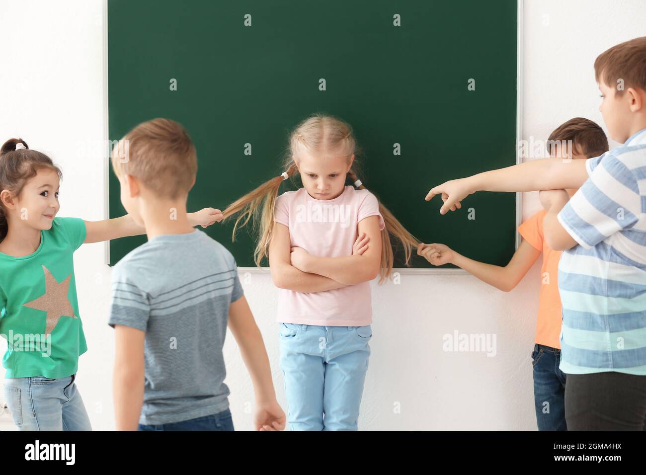 Над ребенком издеваются в школе дети. Над ребенком издеваются в школе дети. Травля в школе. Над ребенком издеваются в школе дети. Хулиганы в школе.