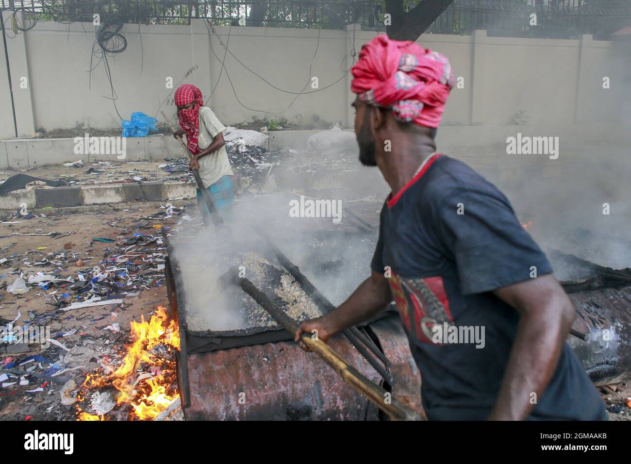 Dhaka, Bangladesh. 17th Sep, 2021. Gravel and hot tar being mixed on open fires at a road construction site in Dhaka, Bangladesh, September 17, 2021. (Photo by Suvra Kanti Das/Sipa USA) Credit: Sipa USA/Alamy Live News Stock Photo