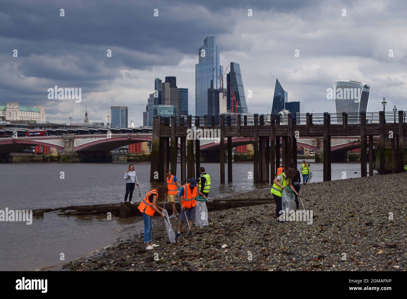 London, UK. 17th Sep, 2021. Clean-up workers remove plastic and other ...