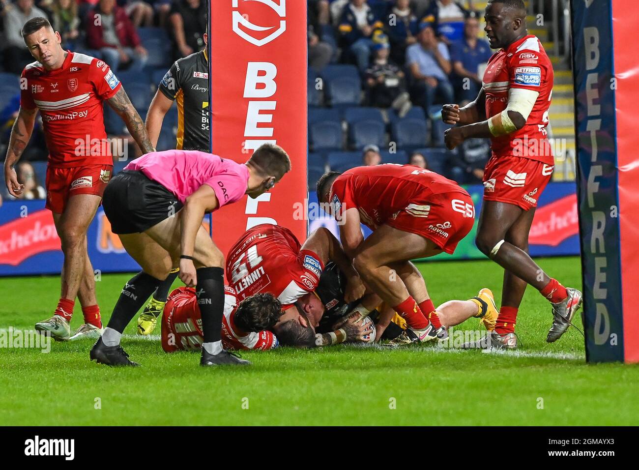 James Donaldson (25) of Leeds Rhinos goes over for a try ...