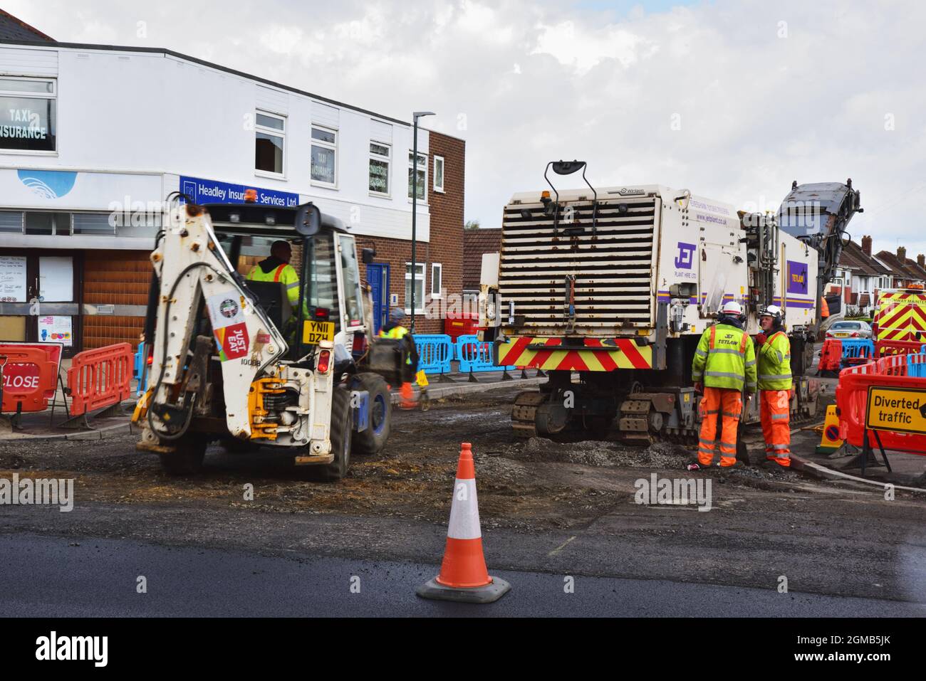 Road resurfacing work being carried out in the Bournemouth suburbs Stock Photo