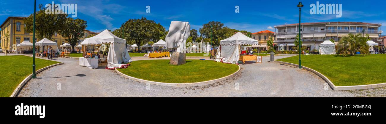 Square with marble sculpture in the gardens, Stands of the typical antiques market, sea city of Forte dei Marmi, Versilia, Tuscany, Italy, Europe Stock Photo