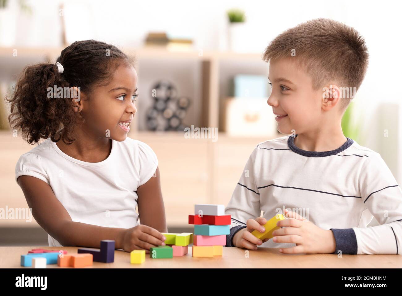 фото школьников в очках. современные дети и гаджеты. конфликт на детской площадке. папа разговаривает с малышом. качели картинка для детей.