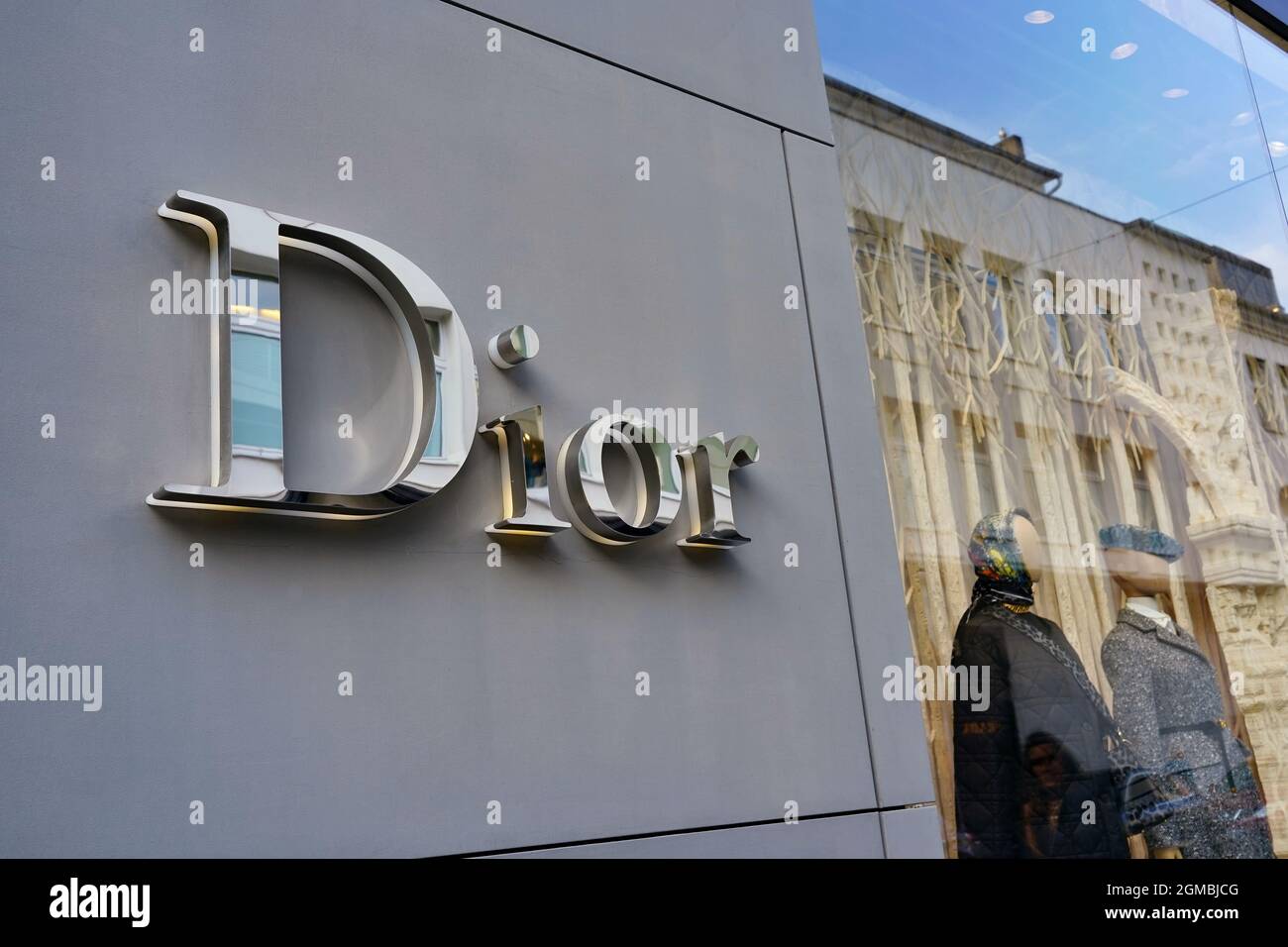 Dior designer store on Königsallee in Düsseldorf, Germany. Königsallee is  Düsseldorf's luxury shopping boulevard Stock Photo - Alamy