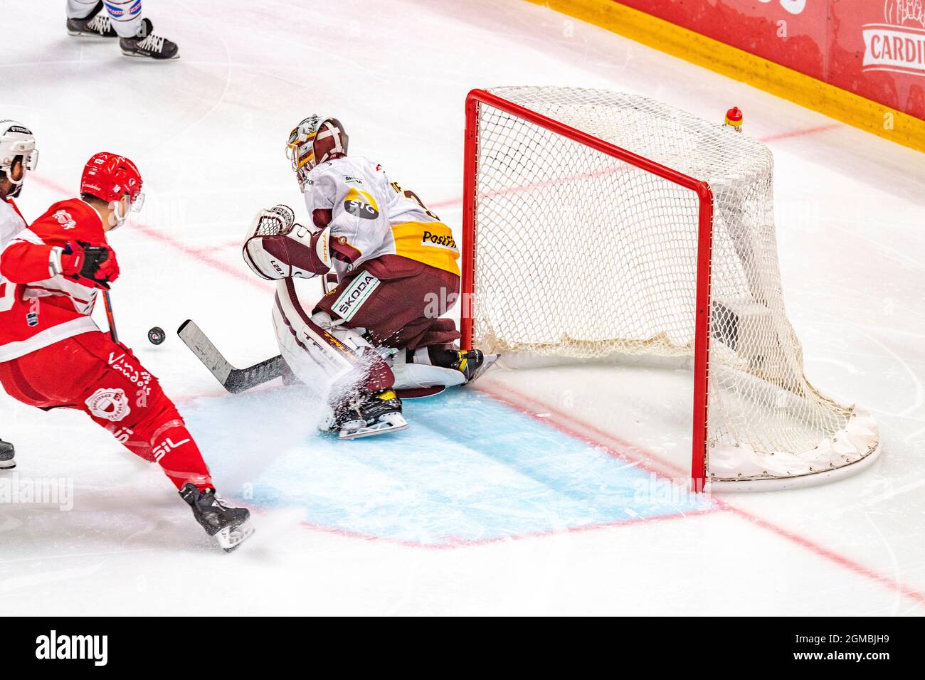 Lausanne, Switzerland. 09th July, 2021. Gauthier Descloux (goalkeeper) of Geneva-Servette Hc is in action during the 5th match of the 2021-2022 Swiss National League Season with the Lausanne Hc and Geneva-Servette Hc (Photo by Eric Dubost/Pacific Press) Credit: Pacific Press Media Production Corp./Alamy Live News Stock Photo