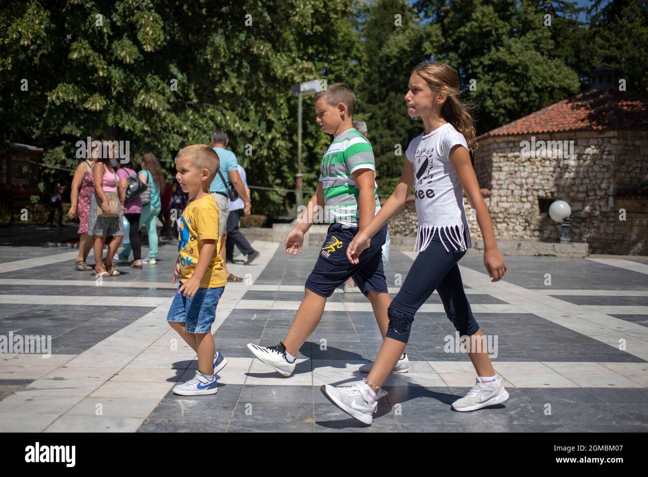 Children walking down street hi-res stock photography and images - Alamy
