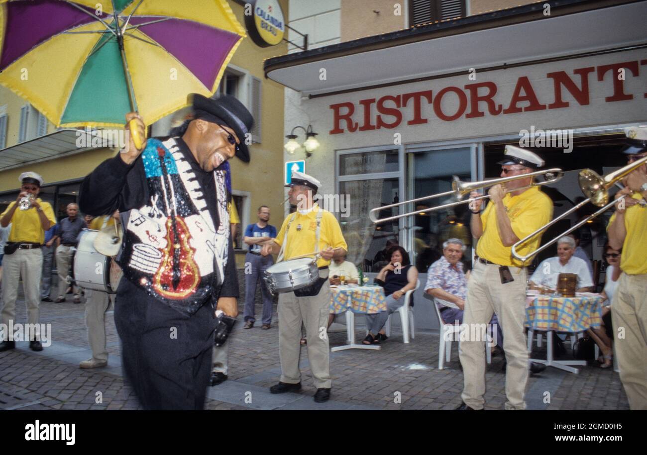 Straßenauftritt einer Marching Band in Ascona während des jährlichen New Orleans Jazz Festivals im Jahr 2001 - street show of a traditional marching band during the annual New Orleans Jazz Festival of Ascona in 2001 Stock Photo