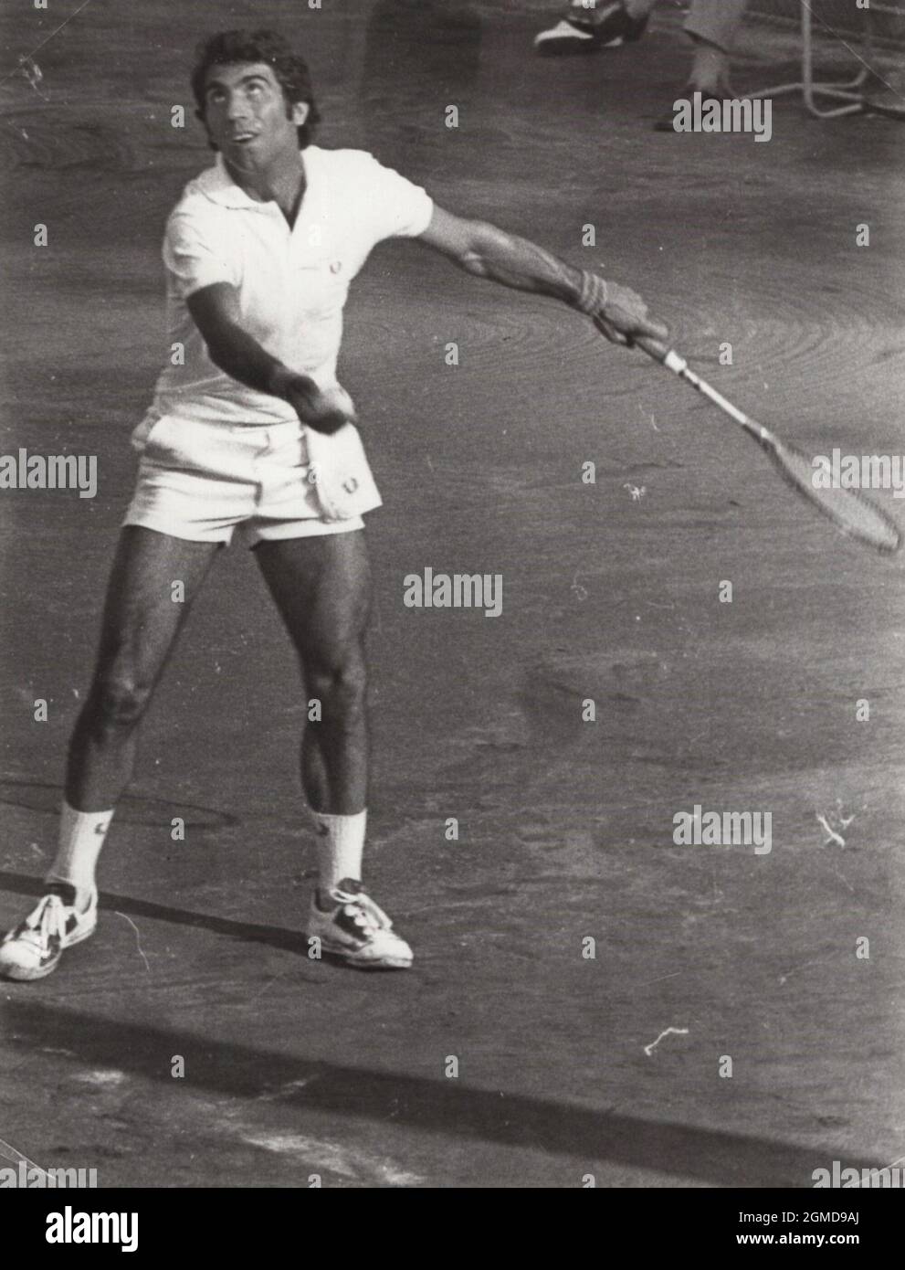 In action during Mens Singles Manuel Orantes tennis star serving at 1977  Stock Photo - Alamy