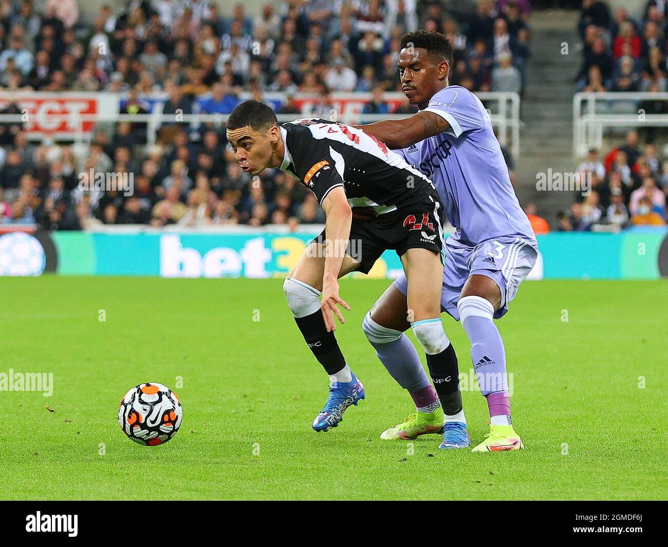 NEWCASTLE UPON TYNE, ENGLAND - SEPTEMBER 17: Miguel Almiron of Newcastle United and Junior Firpo of Leeds United during the Premier League match between Newcastle United and Leeds United at St. James Park on September 17, 2021 in Newcastle upon Tyne, England. (Photo by MB Media) Stock Photo