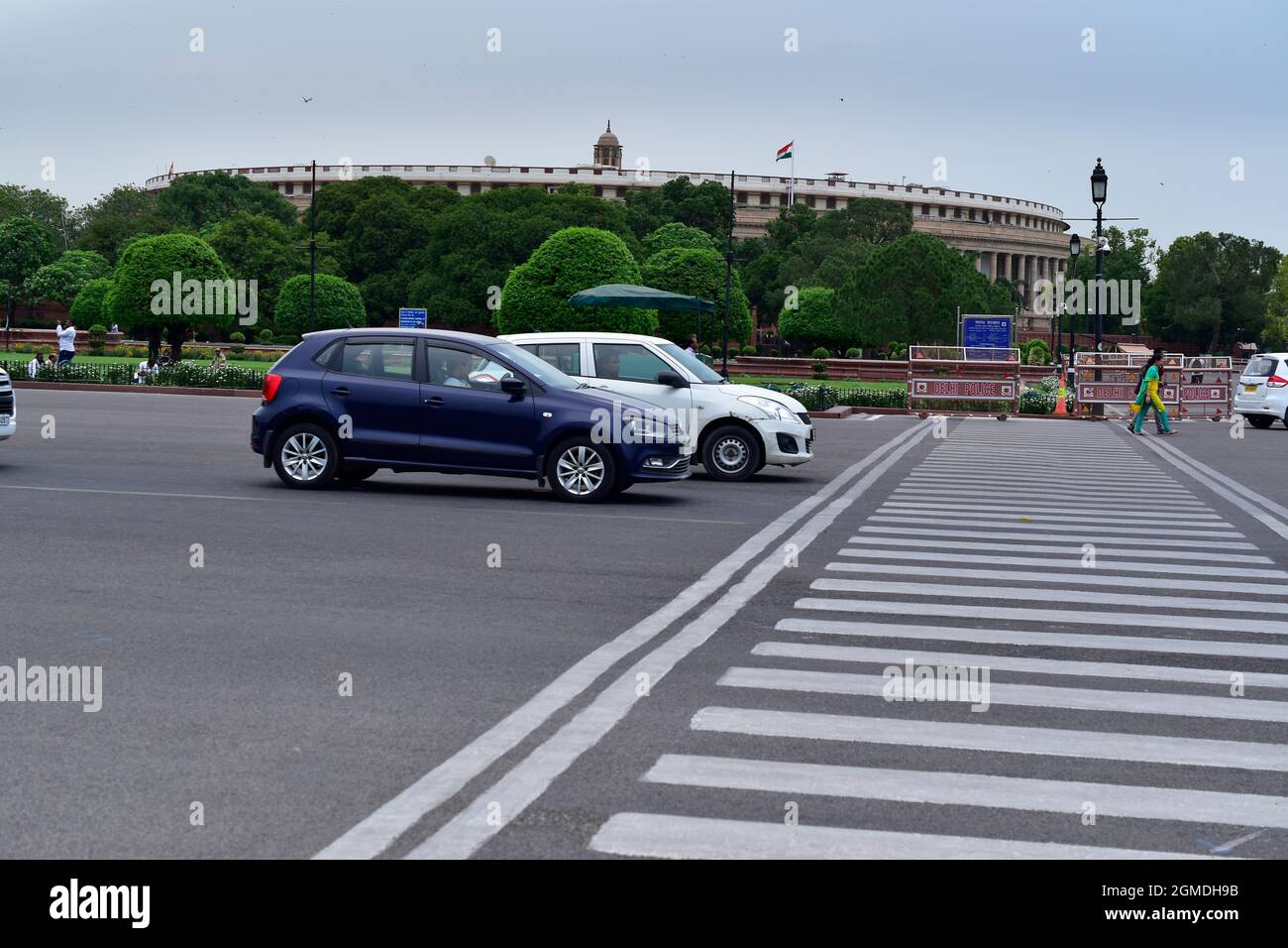 India Gate, New Delhi, March-2019:car on zebra crossing in central delhi, rajpath road, clean india, air pollution. Stock Photo
