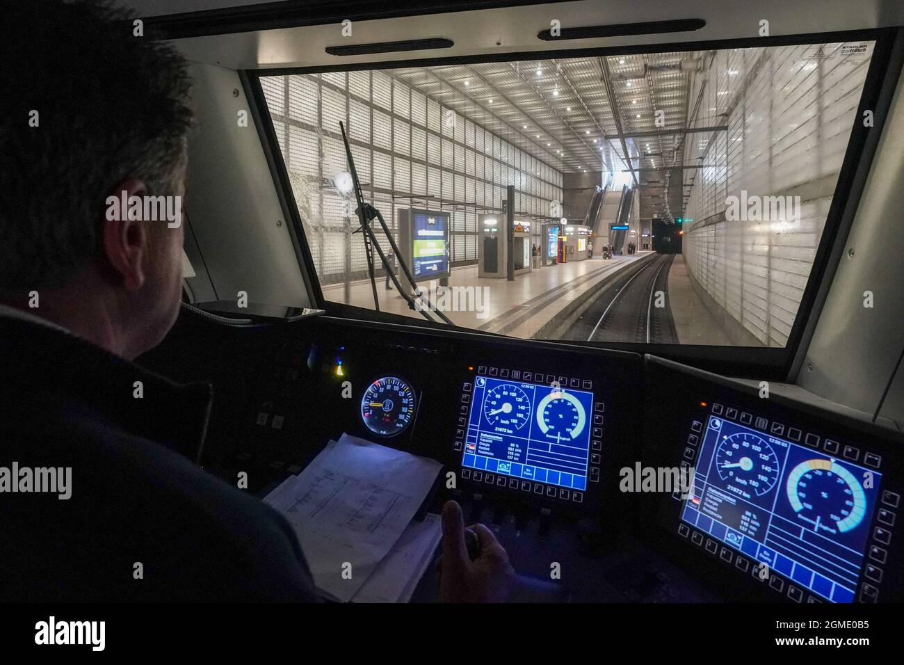 Leipzig, Germany. 18th Sep, 2021. 18 September 2021, Saxony, Leipzig: Seen  from the driver's cab, a battery powered train "Flirt Akku 3-Teiler" of the  manufacturer Stadler runs for the first time through