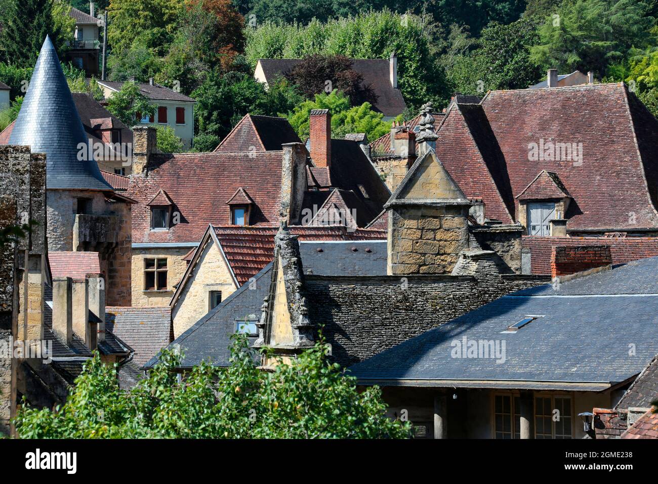 Historic medieval buildings in the old town of Sarlat (Sarlat-la-Caneda) in Preigord in the Dordogne in the Nouvelle-Aquitaine region of France. Becau Stock Photo