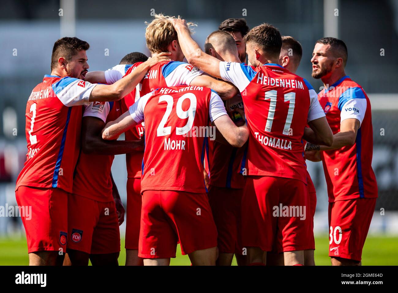 Sandhausen, Germany. 18th Sep, 2021. Football: 2nd Bundesliga, SV Sandhausen  - 1. FC Heidenheim, Matchday 7, BWT-Stadion am Hardtwald. Heidenheim's  Oliver Hüsing (3rd from left) celebrates with the team after scoring the