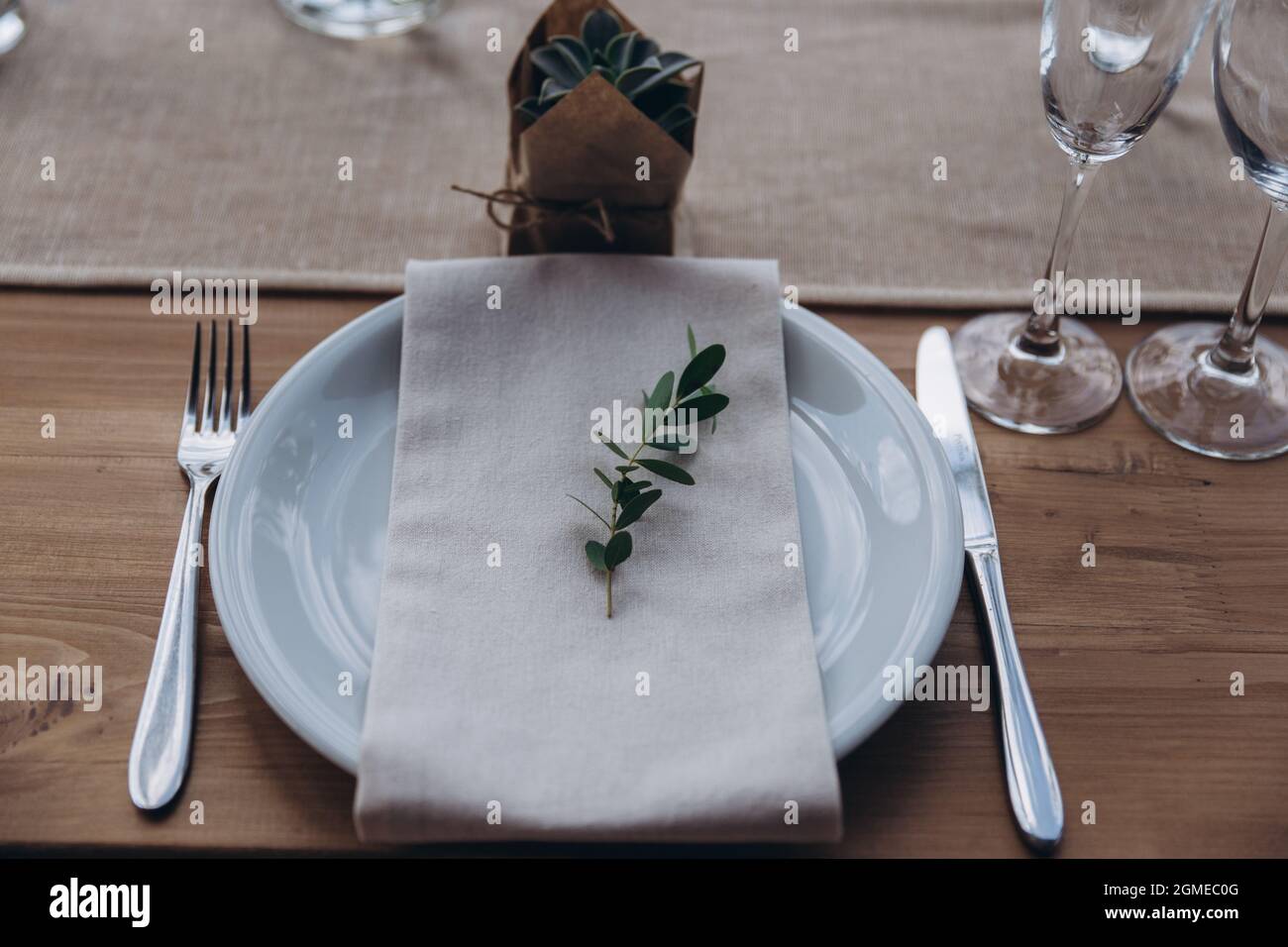 Wedding table setting. Eco wedding plates for the celebration.  Stock Photo