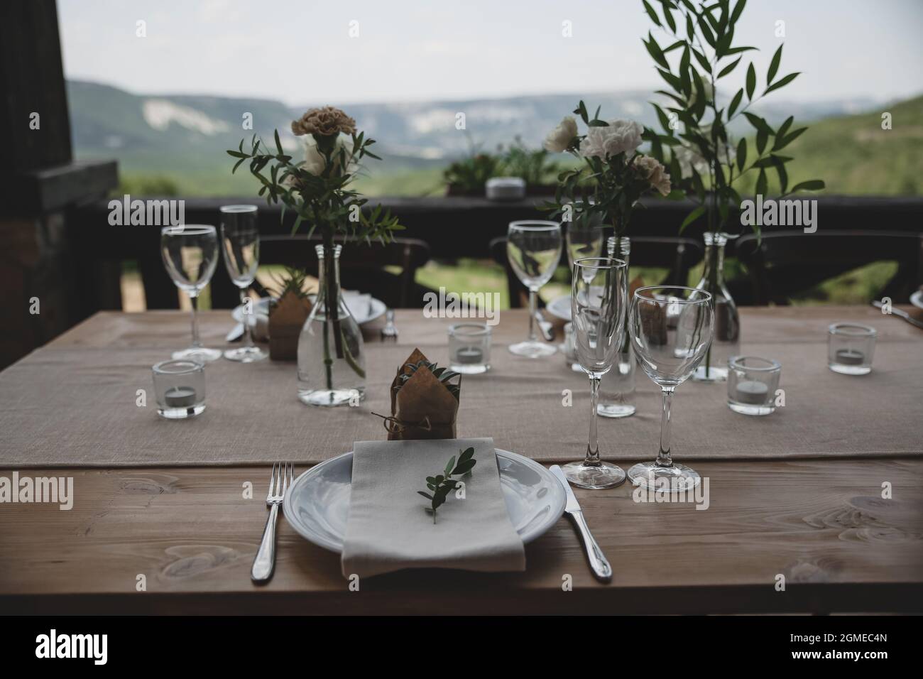 Wedding table setting. Eco wedding plates for the celebration. Stock Photo