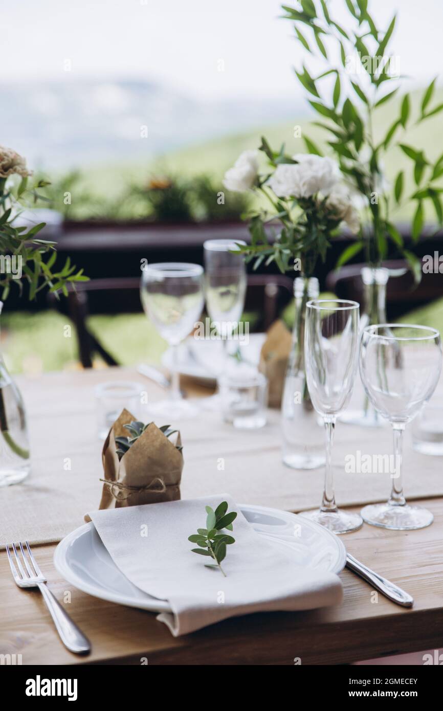 Wedding table setting. Eco wedding plates for the celebration.  Stock Photo