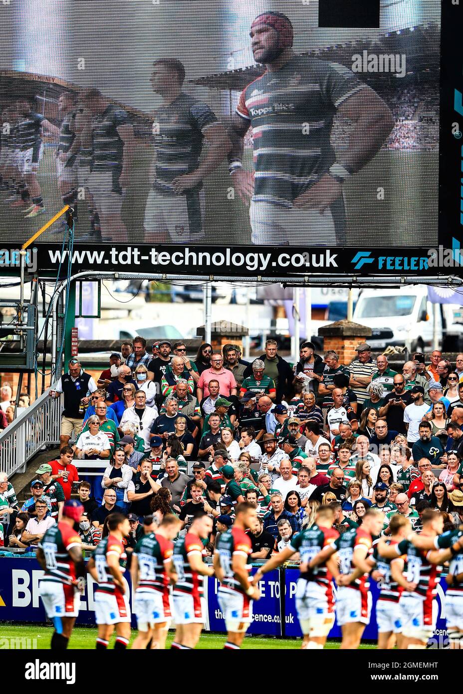 Players and fans observe a minute's silence for the victims of Covid-19, prior to kick off at the Gallagher Premiership match between Leicester Tigers and Exeter Chiefs, at Mattioli Woods Welford Road Stadium, Leicester. Picture date: Saturday September 18, 2021. Stock Photo