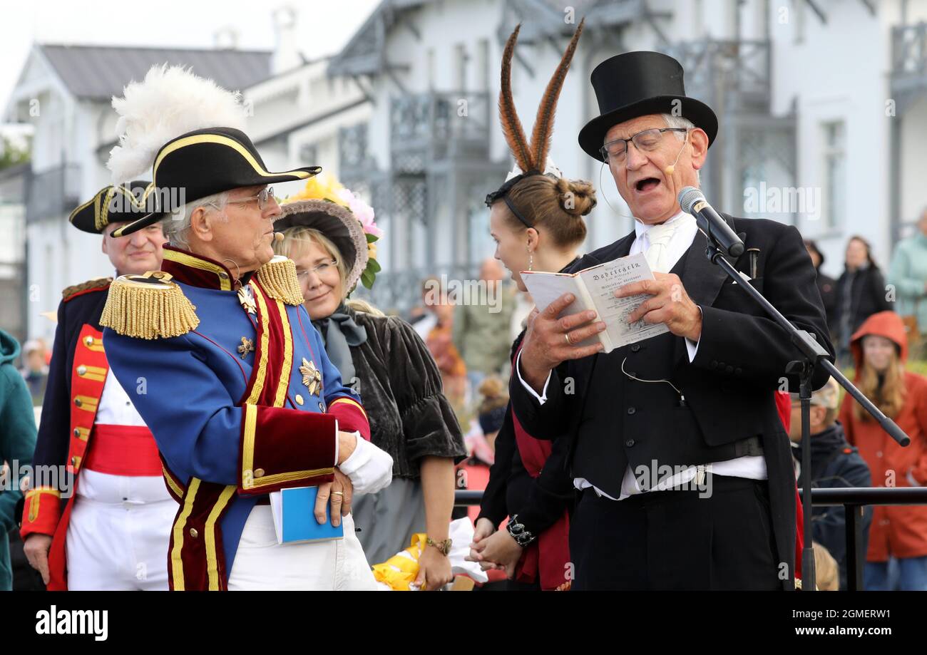 Heiligendamm, Germany. 18th Sep, 2021. In Germany's oldest seaside resort, Grand Duke Friedrich Franz I (Hans-Peter Hahn) (l-r) and Medicinalrat Prof. Vogel (Peter Kupatz) have gathered for the 'Abbaden'. Numerous onlookers follow the historical spectacle, which normally takes place at the beginning of the season as 'Anbaden', but this year was postponed to 'Abbaden' due to corona. Heiligendamm was founded by Grand Duke Friedrich Franz I in 1793. Credit: Bernd Wüstneck/dpa-Zentralbild/dpa/Alamy Live News Stock Photo