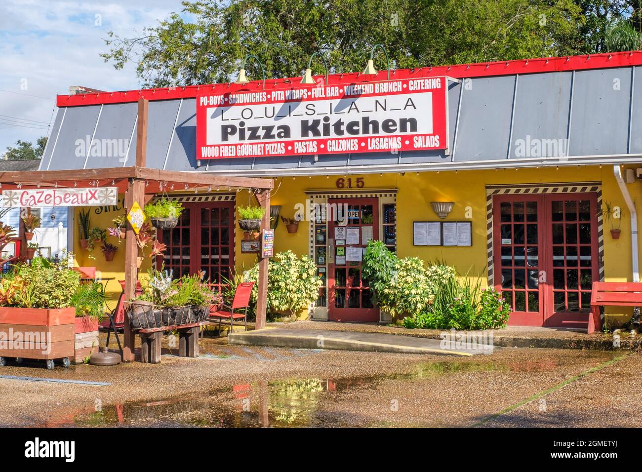 NEW ORLEANS, LA, USA - SEPTEMBER 15, 2021: Louisiana Pizza Kitchen Restaurant in Riverbend Neigborhood Stock Photo