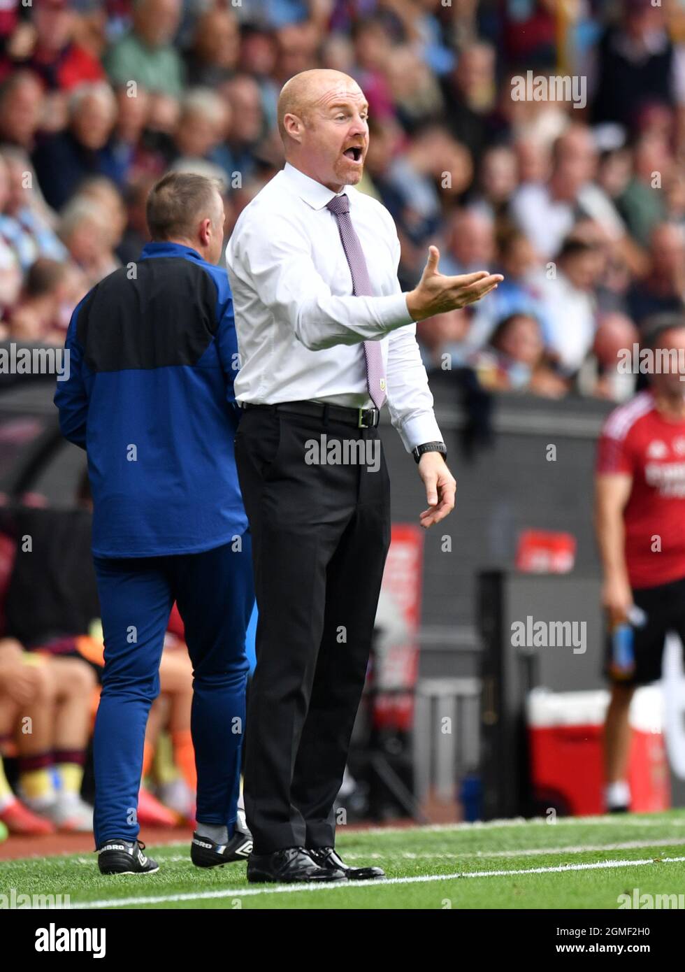 Burnley manager Sean Dyche gestures during the Premier League match at Turf Moor, Burnley. Picture date: Saturday September 18, 2021. Stock Photo