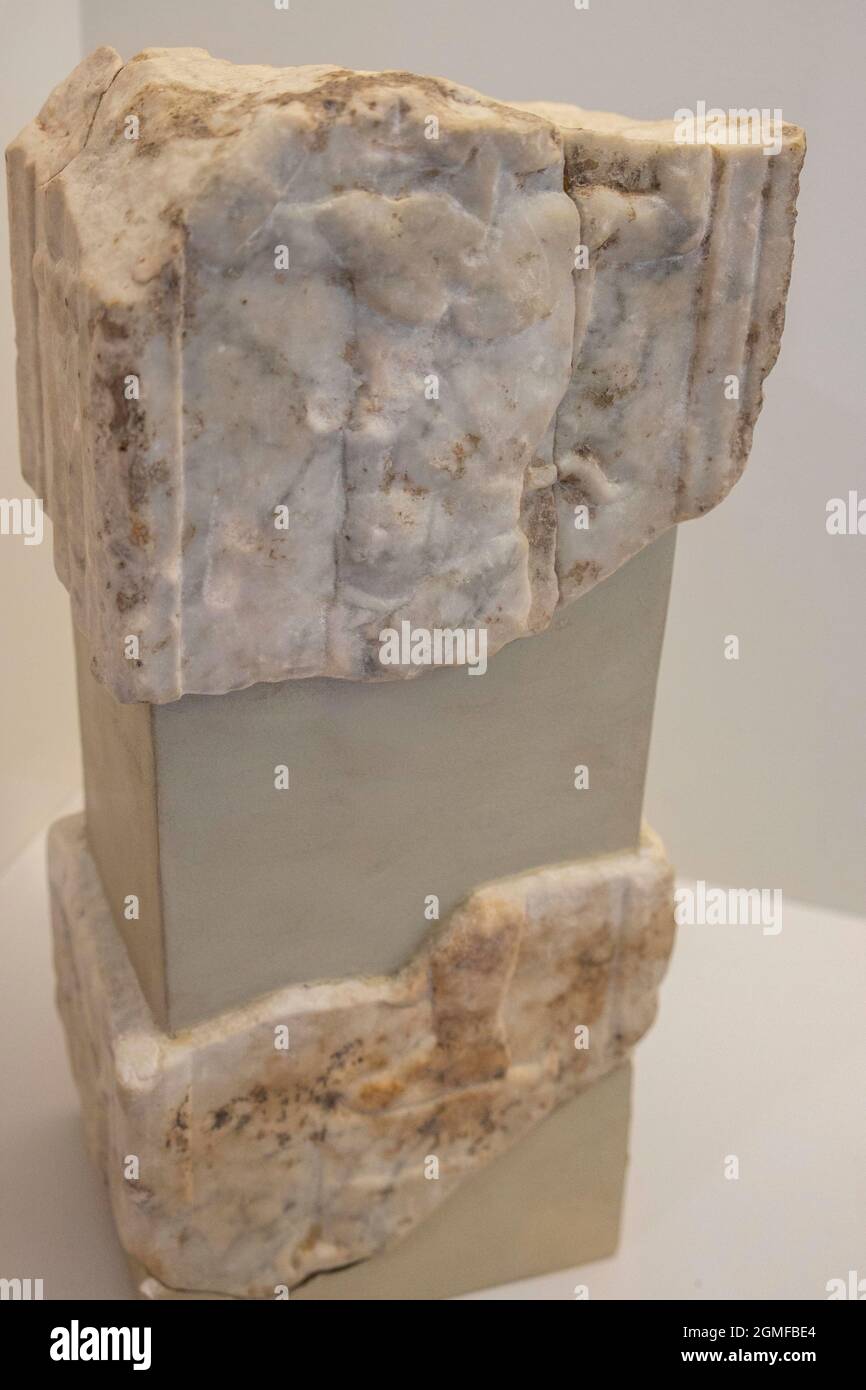 fragmento de columna con satiro, Museo-Centro de Interpretación del parque arqueológico de Segóbriga, Saelices, Cuenca, Castilla-La Mancha, Spain. Stock Photo
