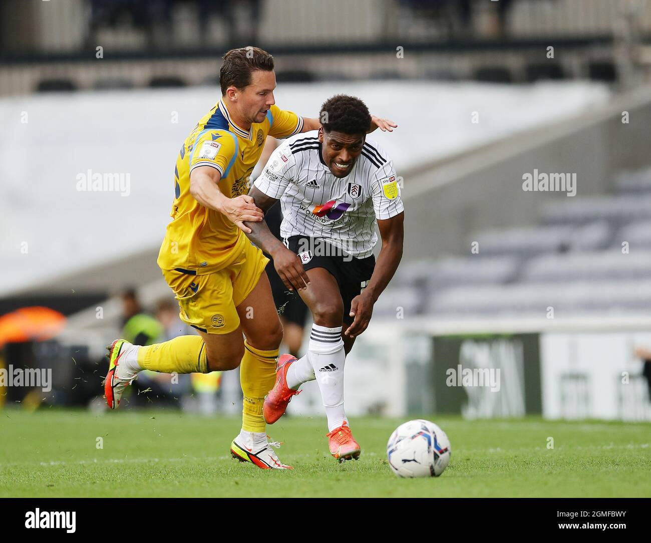 London, England, 18th September 2021. Ivan Cavaleiro of Fulham tussles with Danny Drinkwater of Reading during the Sky Bet Championship match at Craven Cottage, London. Picture credit should read: David Klein / Sportimage Stock Photo