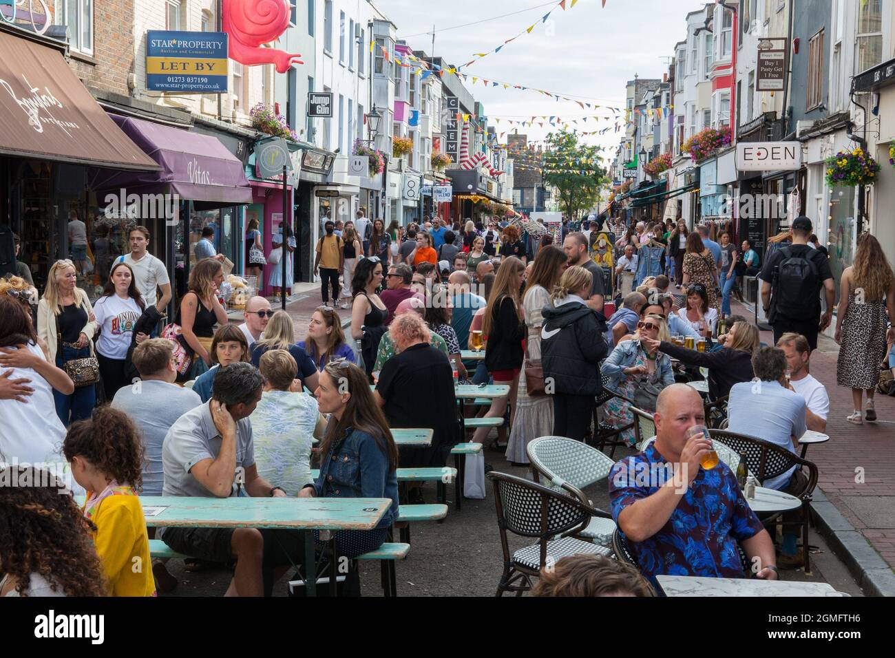 Cafes and shops in Gardner Street in the trendy North Laines of Brighton Stock Photo