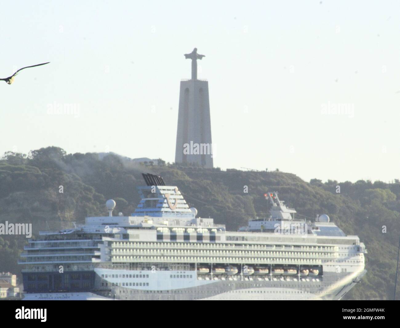 Lisboa, Portugal. 18th Sep, 2021. (INT) Vessels navigate the waters of the river Tejo, in Lisbon. September 18, 2021, Lisbon, Portugal: Vessels navigate the waters of the River Tejo, in Lisbon, Portugal, on Saturday, September 18, 2021, during the European summer. (Credit Image: © Edson De Souza/TheNEWS2 via ZUMA Press Wire) Stock Photo