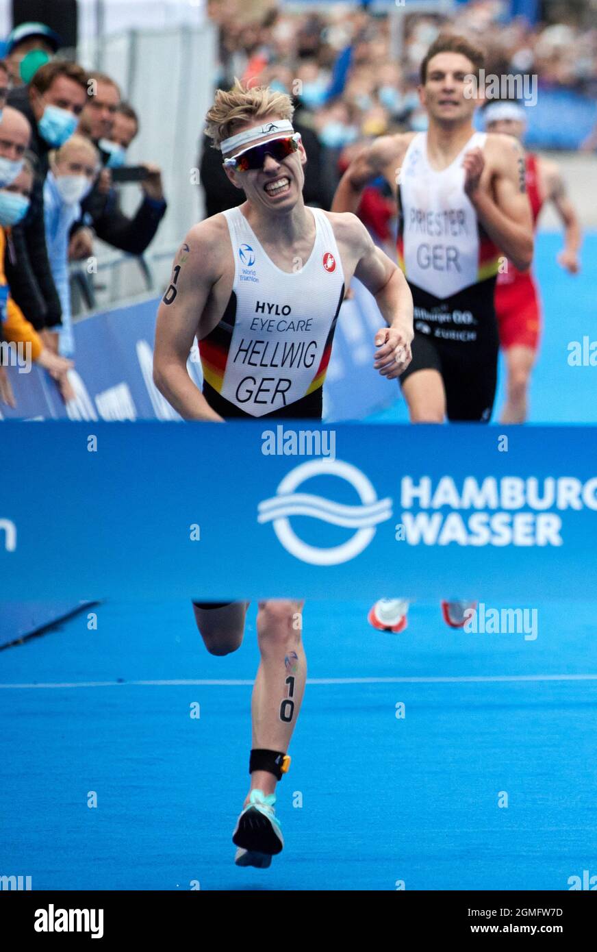 Hamburg, Germany. 18th Sep, 2021. Triathlon: ITU World Triathlon  Series/World Championship, Men, Tim Hellwig from Germany runs first to the  finish line at the Rathausmarkt. Behind him runs Lasse Priester(r). Credit:  Georg