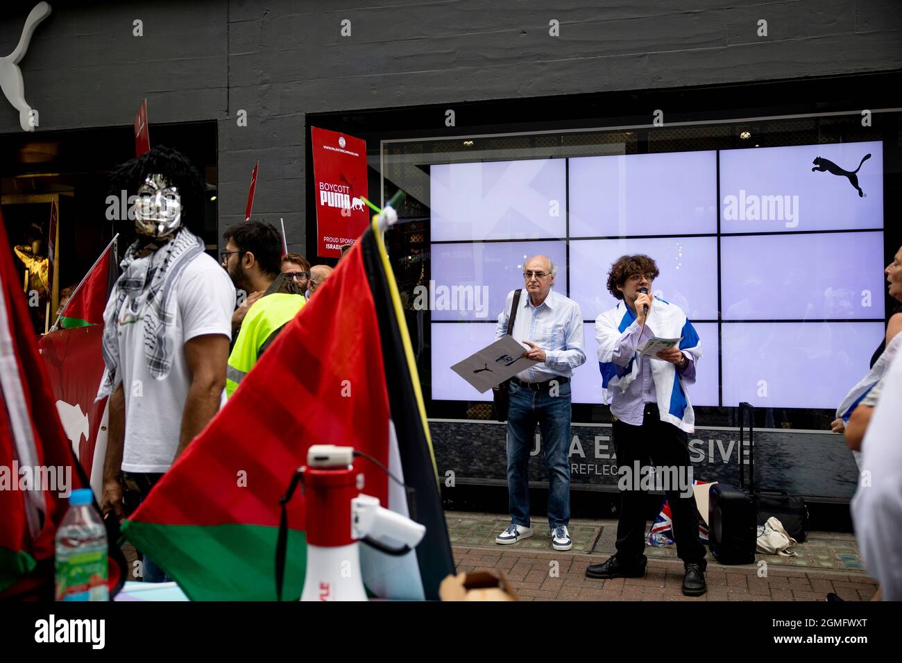 London, UK. 18th Sep, 2021. A counter protester seen presenting at Carnaby Street during the demonstration.A global boycott campaign called by Palestinian supporters against Puma in review of their sponsorship of the Israel Football Association. A small group counter-protesters supporting Israeli presented in the boycott action outside the Puma flagship store in London. (Photo by Hesther Ng/SOPA Images/Sipa USA) Credit: Sipa USA/Alamy Live News Stock Photo
