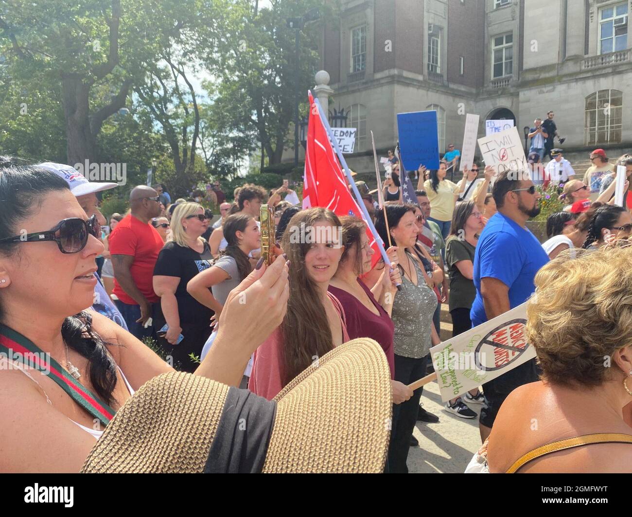 Staten Island NY: Sept 18: Protestors come out to support teachers, healthcare workers and small business owners to protest the vaccine mandate on September 18 2021.  Credit: mpi999 / MediaPunch Stock Photo