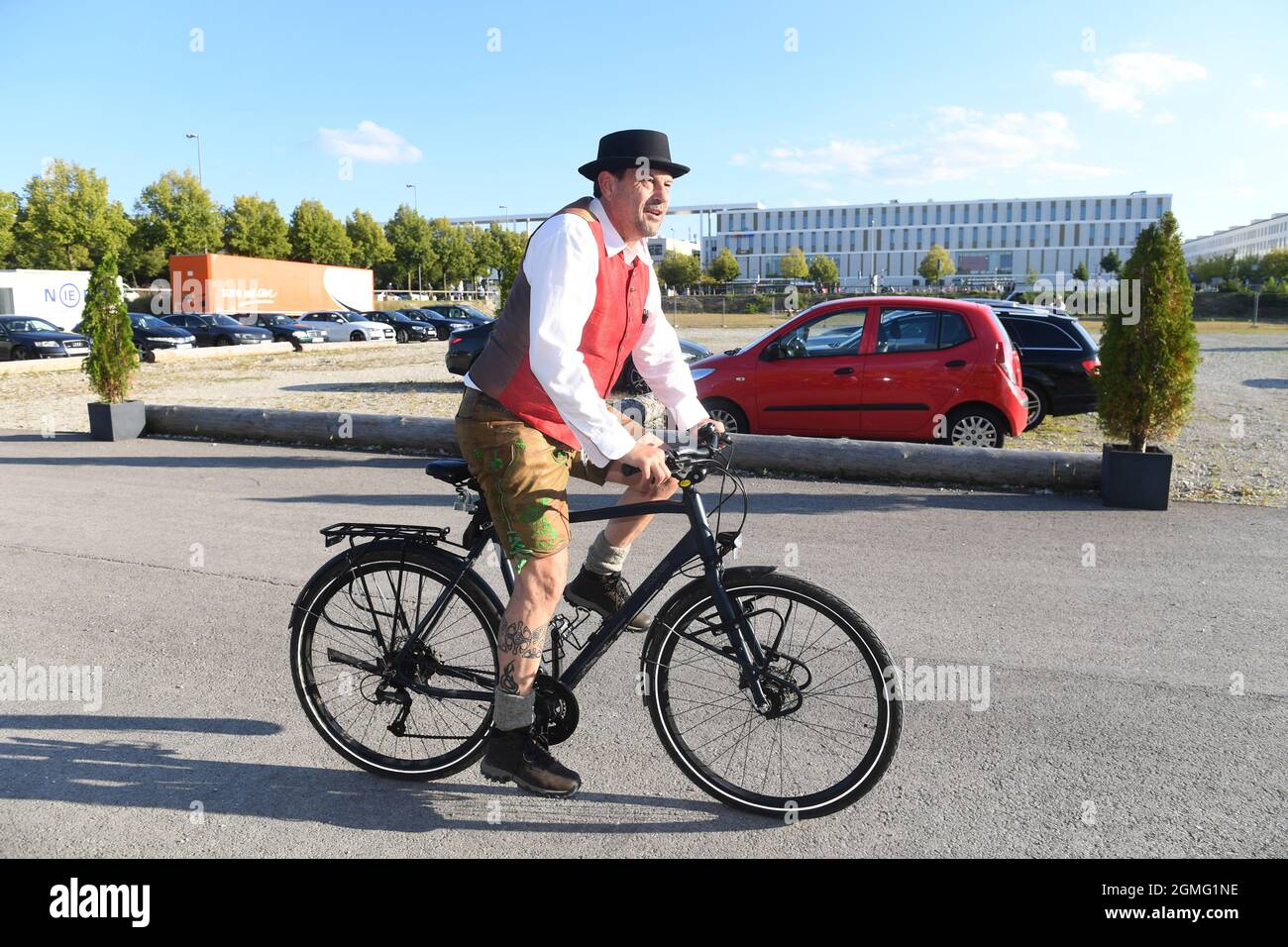 Munich, Germany. 18th Sep, 2021. Actor Michel Guillaume comes to the 'Pink Carpet', the Angermaier traditional costume evening in the teatro Spiegelzelt in Schuhbeck's Carousel by bicycle. Credit: Felix Hörhager/dpa/Alamy Live News Stock Photo