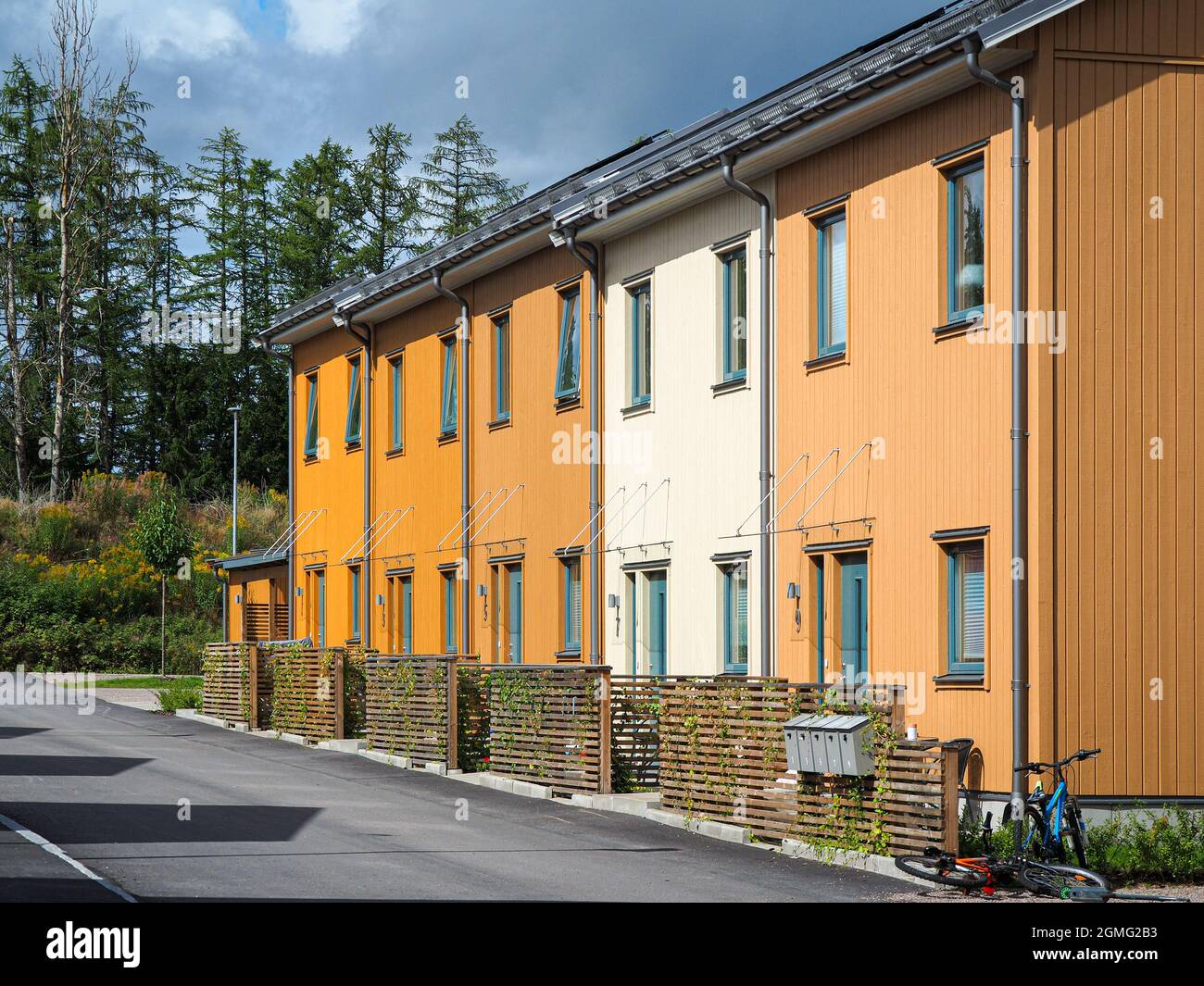 Row house living street hi-res stock photography and images - Alamy