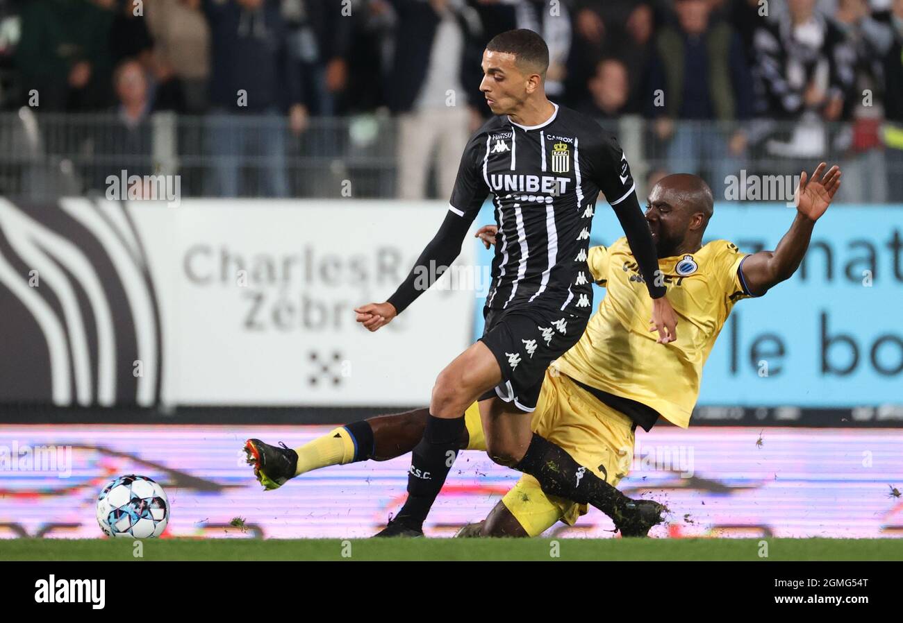 Charleroi's Karim Zedadka and Club's Eder Balanta fight for the ball during a soccer match between Sporting Charleroi and Club Brugge, Saturday 18 Sep Stock Photo