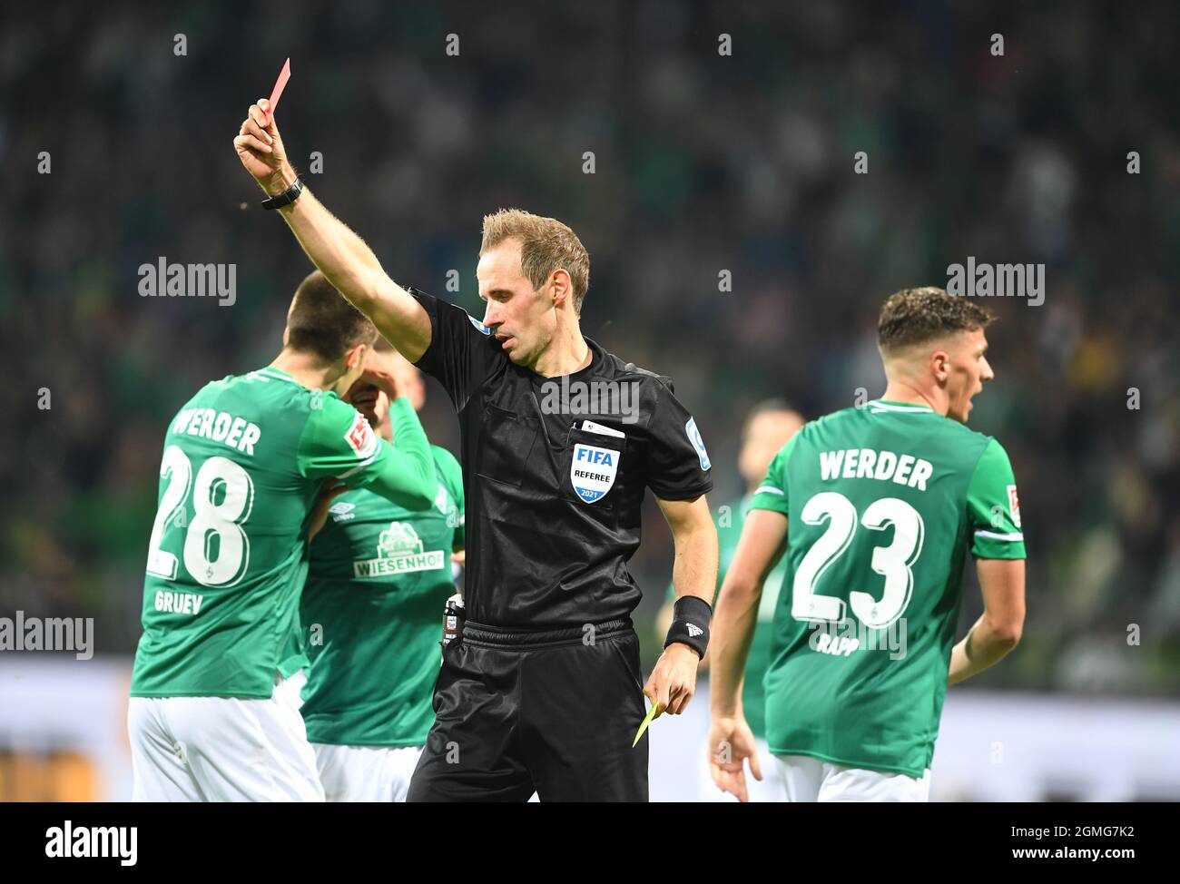 Bremen, Germany. 18th Sep, 2021. Football: 2. Bundesliga, Werder Bremen - Hamburger SV, Matchday 7, wohninvest Weserstadion. Referee Sascha Stegemann shows Hamburg captain Sebastian Schonlau (not in picture) the red card. Credit: Carmen Jaspersen/dpa - IMPORTANT NOTE: In accordance with the regulations of the DFL Deutsche Fußball Liga and/or the DFB Deutscher Fußball-Bund, it is prohibited to use or have used photographs taken in the stadium and/or of the match in the form of sequence pictures and/or video-like photo series./dpa/Alamy Live News Stock Photo