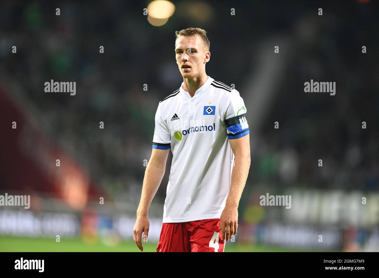 Bremen, Germany. 18th Sep, 2021. Football: 2. Bundesliga, Werder Bremen - Hamburger SV, Matchday 7, wohninvest Weserstadion. Hamburg captain Sebastian Schonlau is sent off after receiving a red card. Credit: Carmen Jaspersen/dpa - IMPORTANT NOTE: In accordance with the regulations of the DFL Deutsche Fußball Liga and/or the DFB Deutscher Fußball-Bund, it is prohibited to use or have used photographs taken in the stadium and/or of the match in the form of sequence pictures and/or video-like photo series./dpa/Alamy Live News Stock Photo