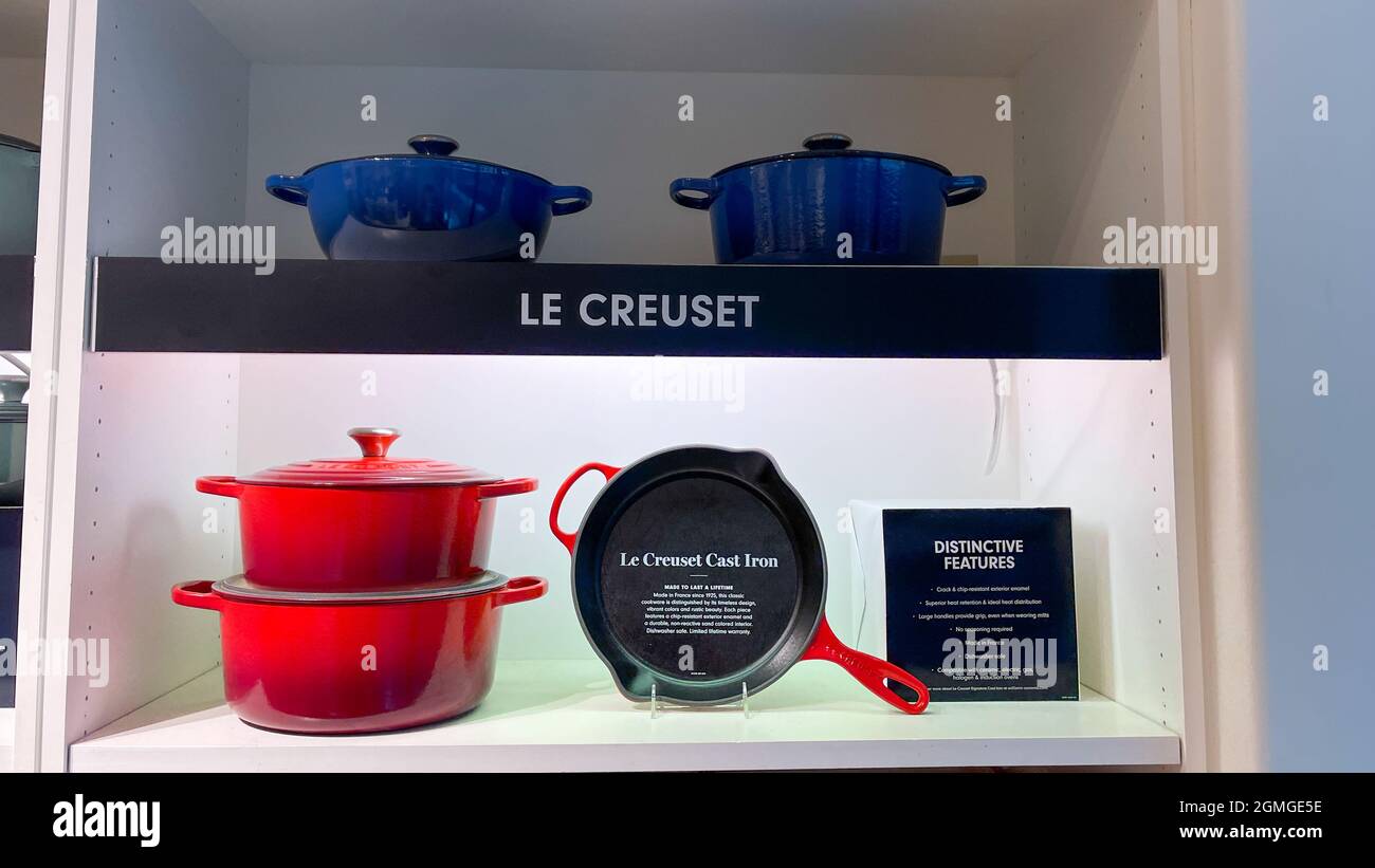 https://c8.alamy.com/comp/2GMGE5E/orlando-fl-usa-september-9-2021-the-le-creuset-pot-and-pan-aisle-at-a-williams-sonoma-store-at-an-indoor-mall-in-orlando-florida-2GMGE5E.jpg