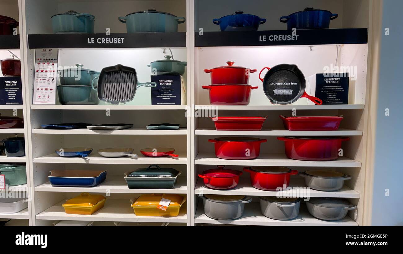 Orlando, FL USA - September 9, 2021: The Le Creuset pot and pan aisle at a  Williams Sonoma store at an indoor mall in Orlando, Florida Stock Photo -  Alamy