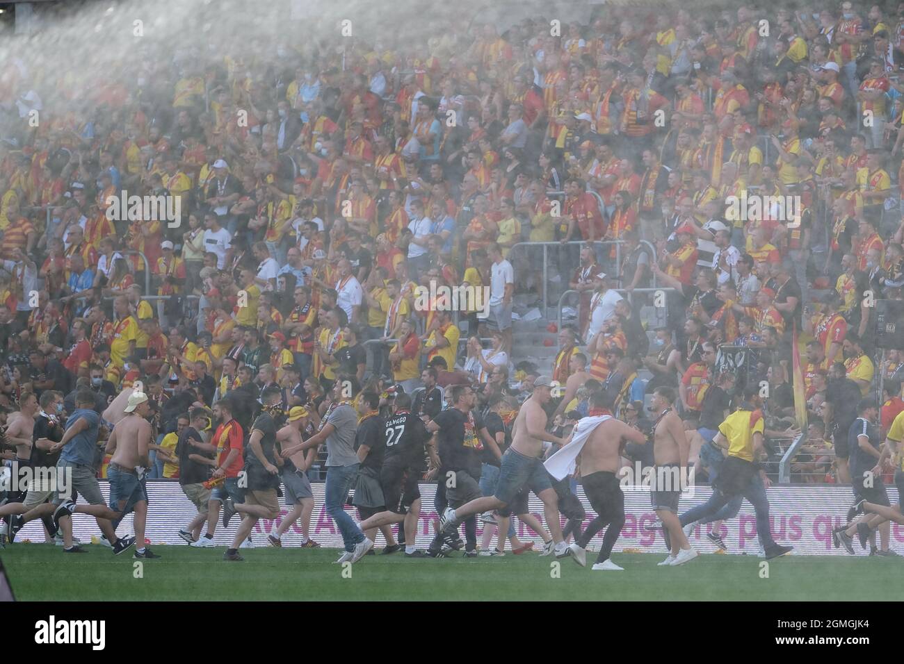 Lens, Hauts de France, France. 19th Sep, 2021. The Fans of Lens invade the pitch during the French championship soccer Ligue 1 Uber Eats RC Lens against Lille OSC at Felix Bollaert Delelis stadium - Lens.Lens won 1:0 (Credit Image: © Pierre Stevenin/ZUMA Press Wire) Stock Photo