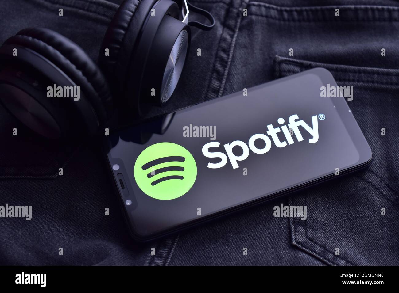 Spotify smartphone app hi-res stock photography and images - Alamy
