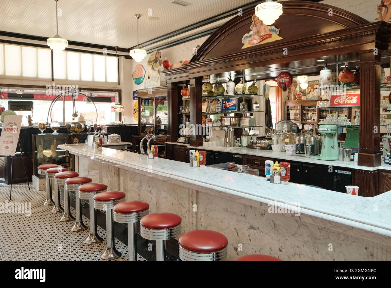 Shop interior 1950s hi-res stock photography and images - Alamy