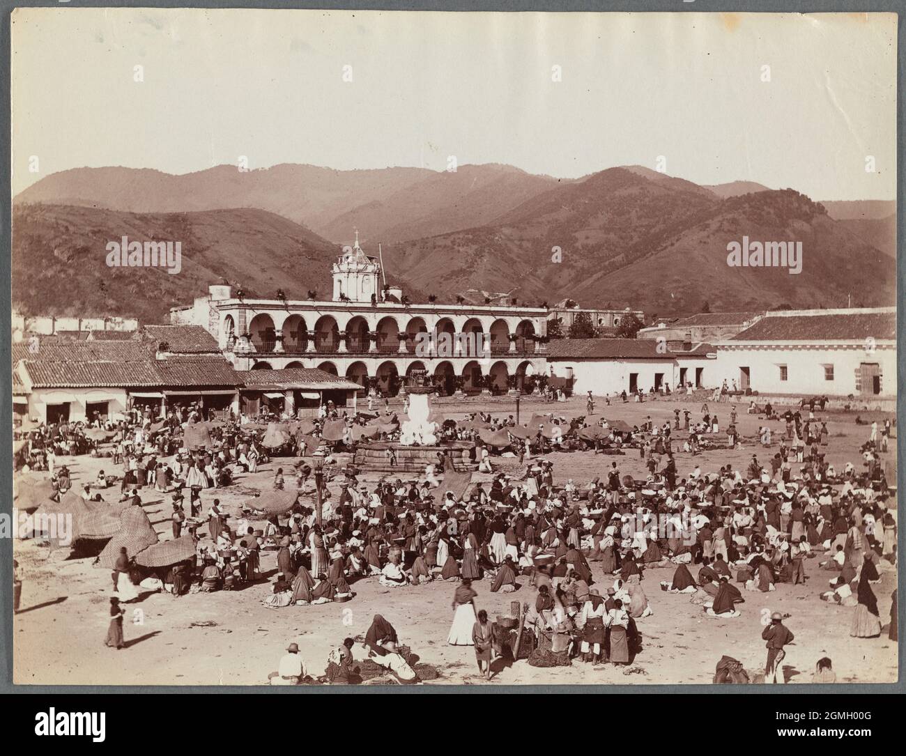 Black and white photograph (ca 1880-1899) of the market place in Antigua, former capital of Guatemala, by British explorer and archaeologist Alfred Percival Maudslay Stock Photo